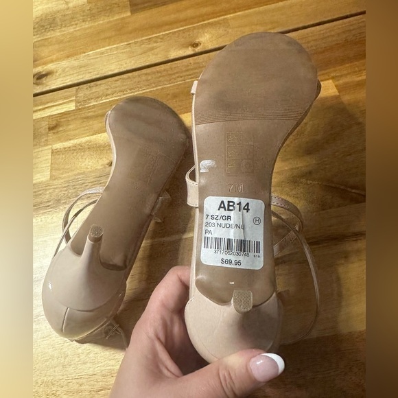 Le Chateaux Women’s Low Heel Shoe (Nude) 7 US - Picture 4 of 7